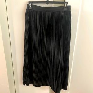 Pleated velvet black skirt. Petite medium